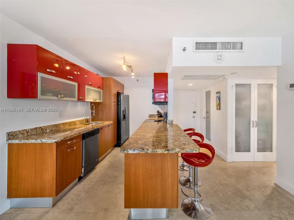 For Sale: $575,000 (1 beds, 1 baths, 865 Square Feet)