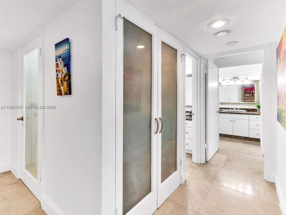 For Sale: $575,000 (1 beds, 1 baths, 865 Square Feet)
