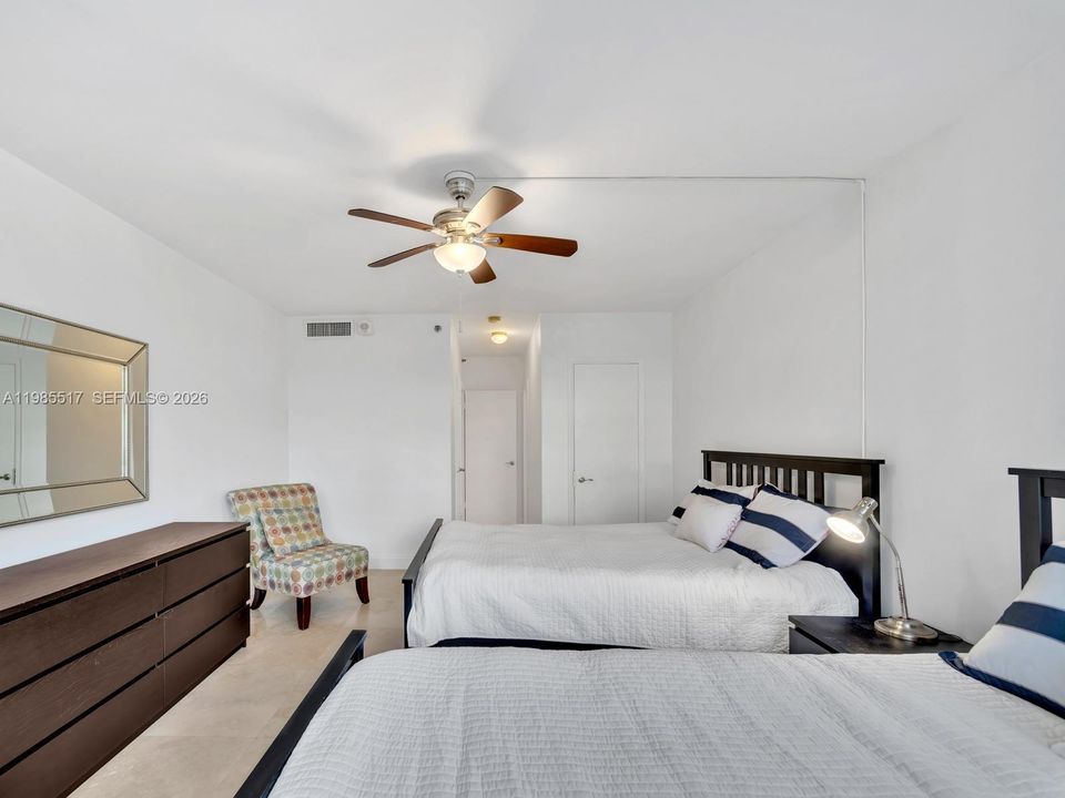 For Sale: $575,000 (1 beds, 1 baths, 865 Square Feet)