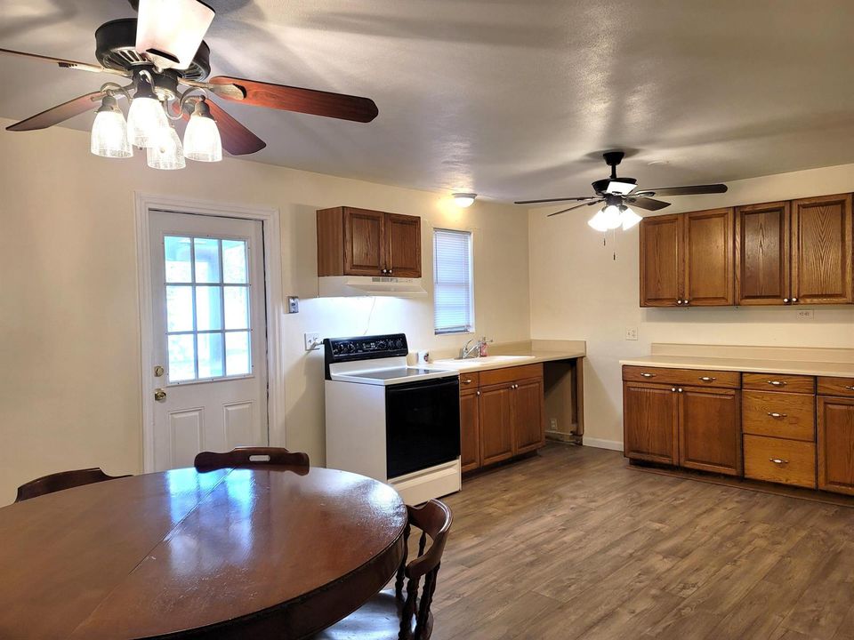 LARGE EAT-IN KITCHEN