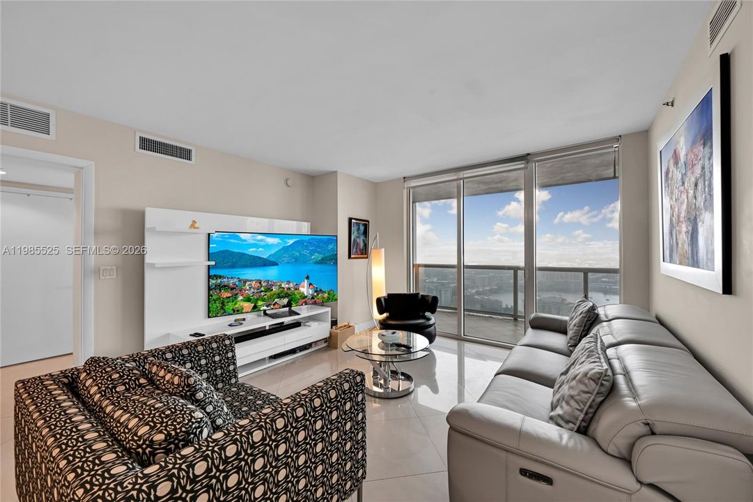 For Sale: $1,099,000 (3 beds, 3 baths, 1571 Square Feet)
