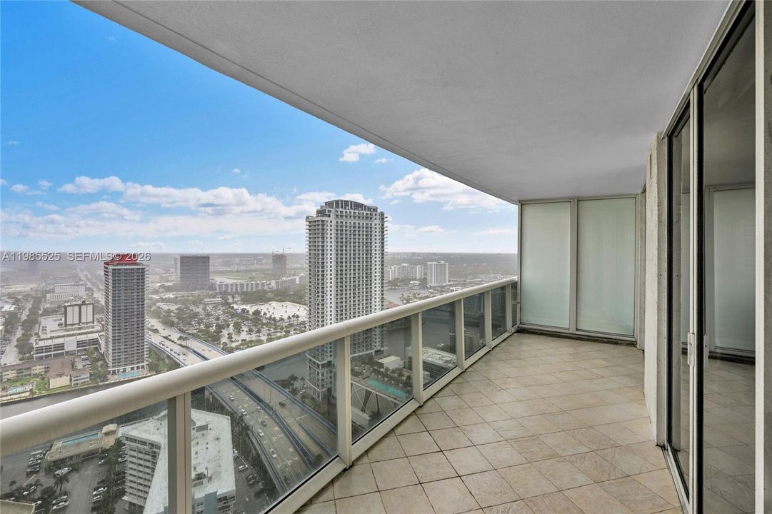 For Sale: $1,099,000 (3 beds, 3 baths, 1571 Square Feet)