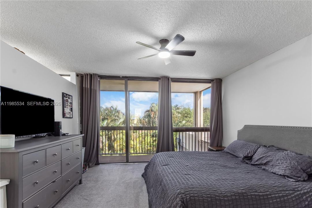 合同活跃: $259,900 (2 贝兹, 2 浴室, 1230 平方英尺)