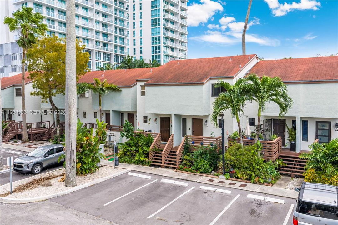 For Sale: $410,000 (2 beds, 1 baths, 1000 Square Feet)