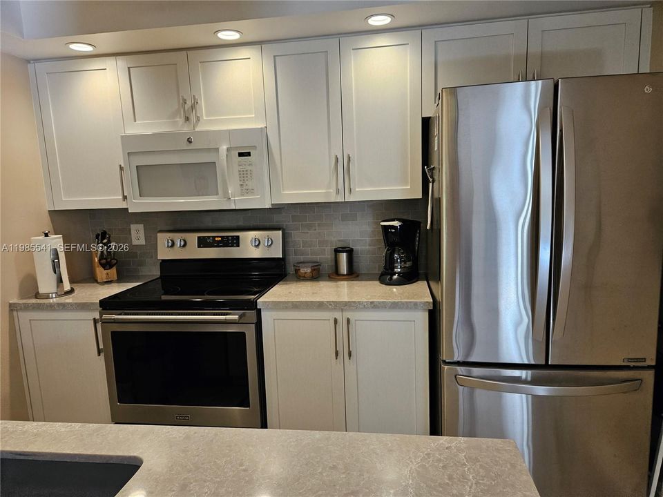 For Sale: $210,000 (2 beds, 2 baths, 768 Square Feet)