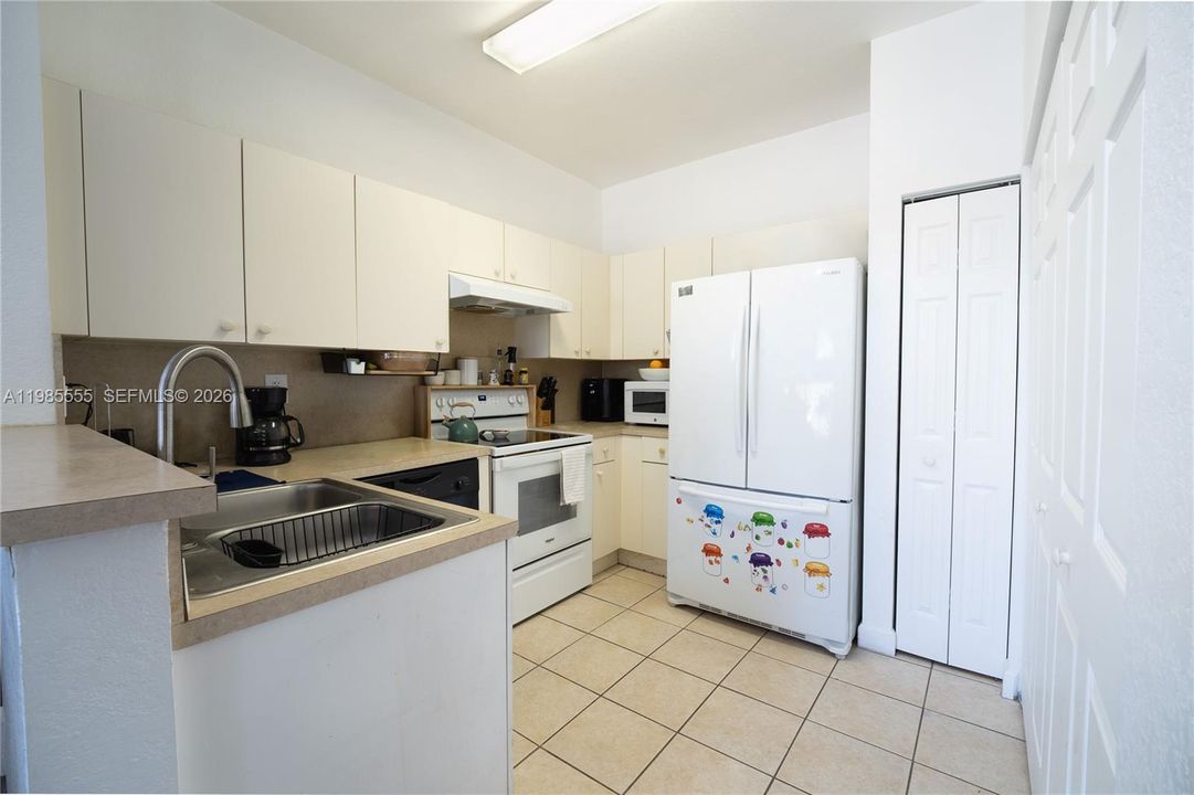 For Sale: $325,000 (2 beds, 2 baths, 1227 Square Feet)