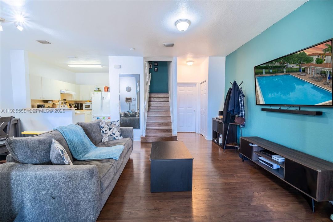 For Sale: $325,000 (2 beds, 2 baths, 1227 Square Feet)