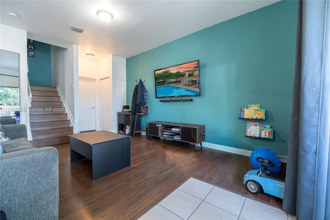 For Sale: $325,000 (2 beds, 2 baths, 1227 Square Feet)