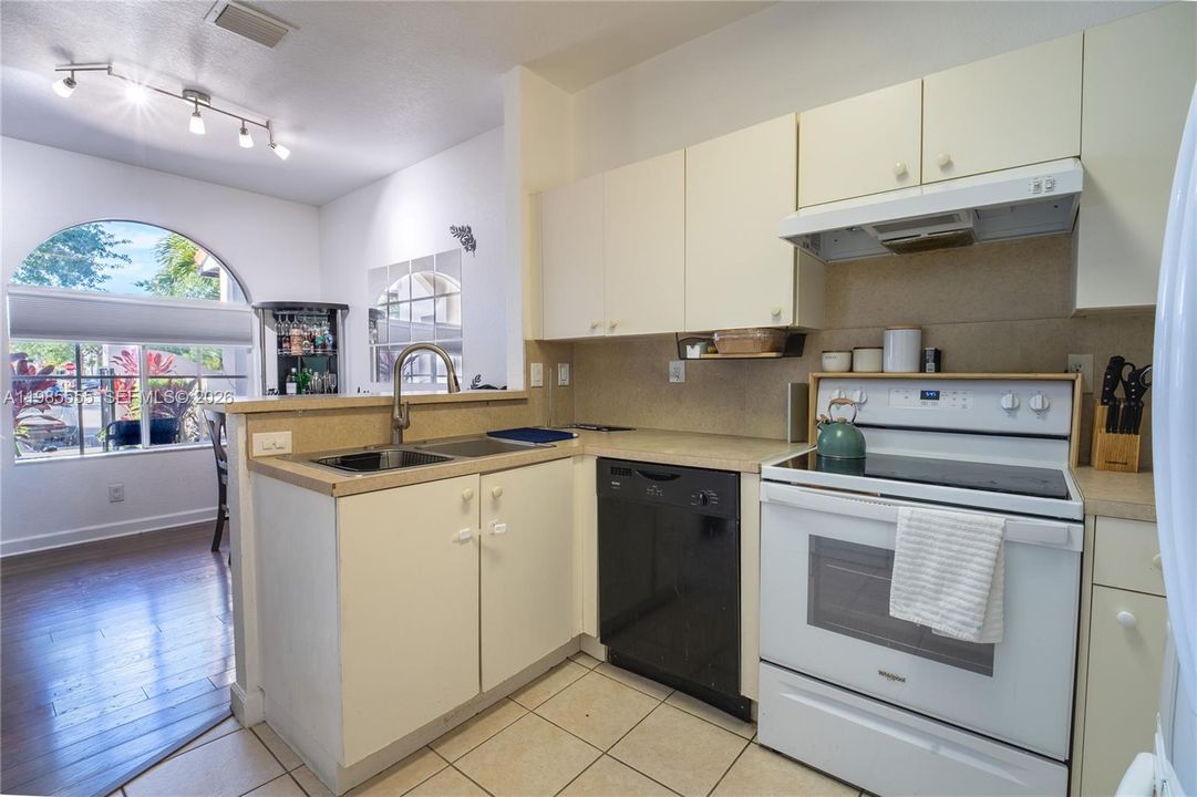 For Sale: $325,000 (2 beds, 2 baths, 1227 Square Feet)