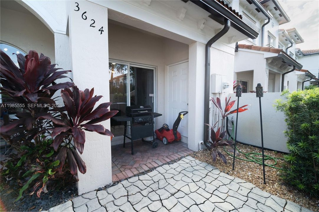 For Sale: $325,000 (2 beds, 2 baths, 1227 Square Feet)