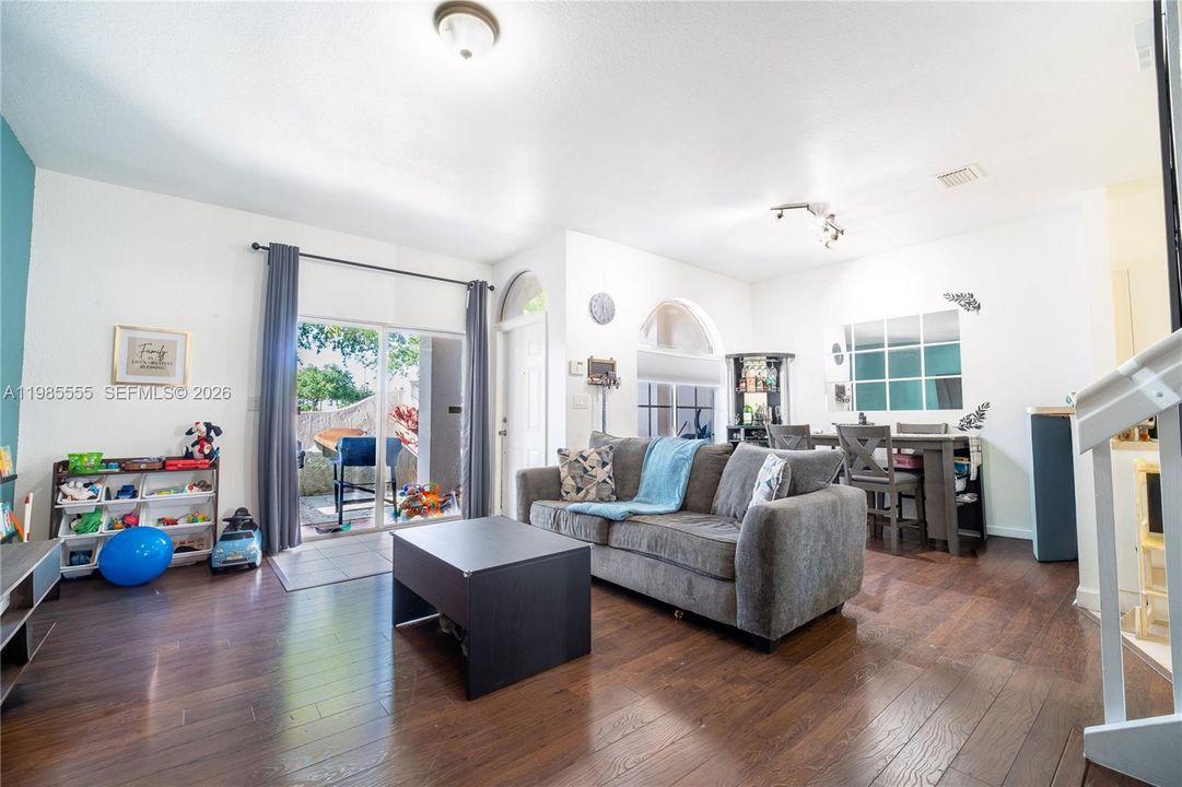For Sale: $325,000 (2 beds, 2 baths, 1227 Square Feet)