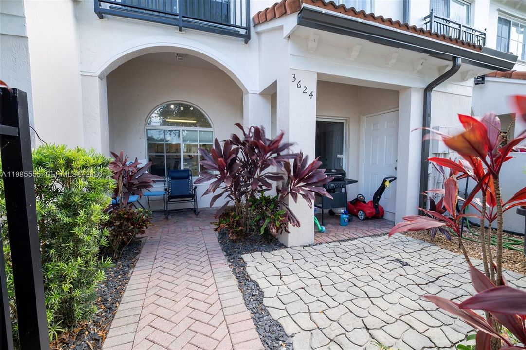 For Sale: $325,000 (2 beds, 2 baths, 1227 Square Feet)