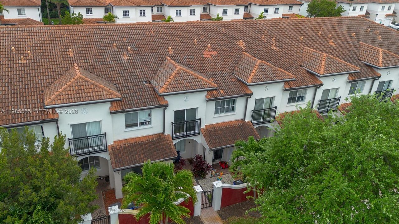 For Sale: $325,000 (2 beds, 2 baths, 1227 Square Feet)