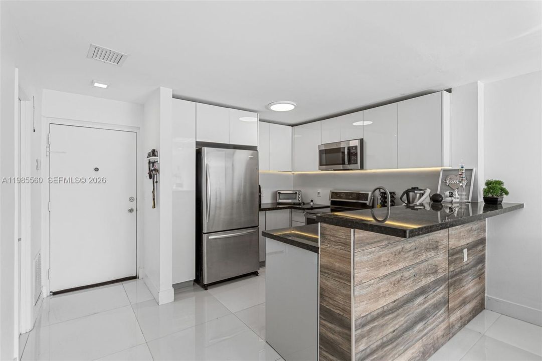 На продажу: $379,000 (2 спален, 1 ванн, 740 Квадратных фут)