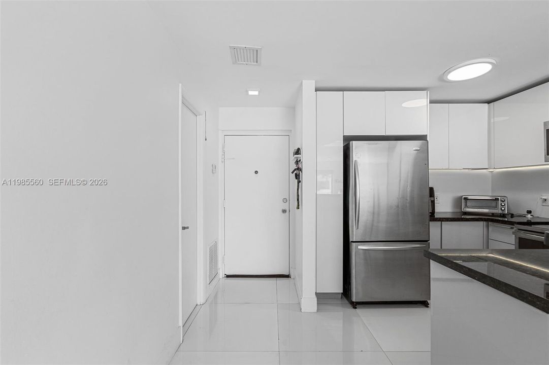На продажу: $379,000 (2 спален, 1 ванн, 740 Квадратных фут)