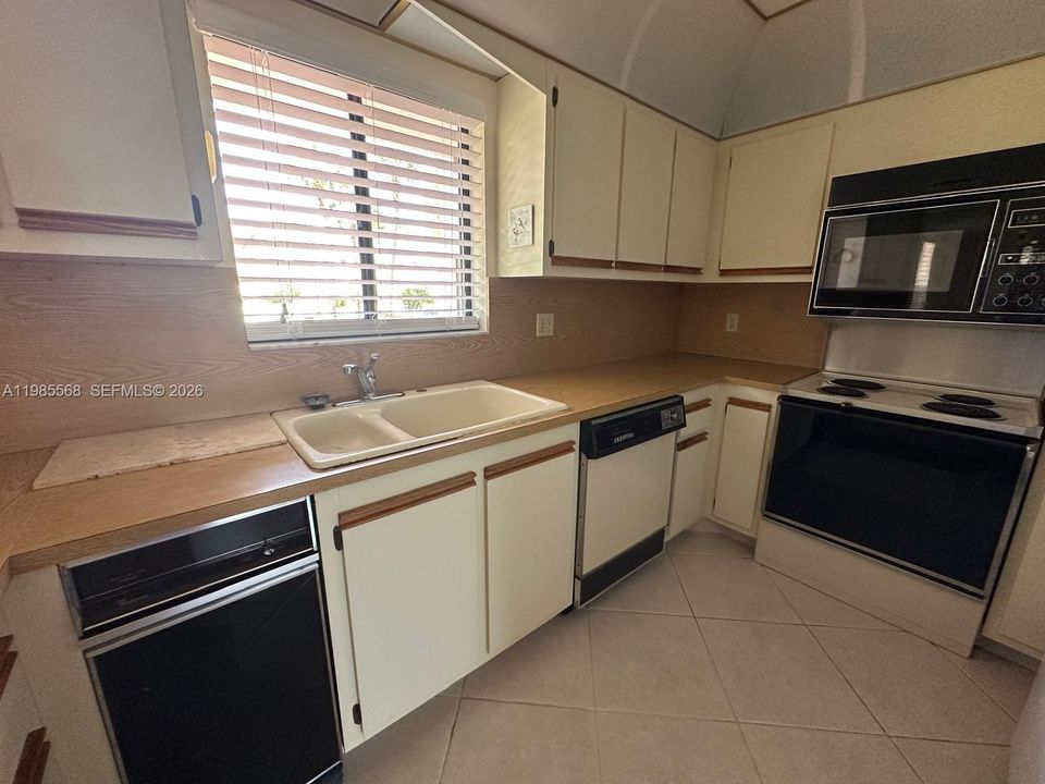 Recently Sold: $215,000 (2 beds, 2 baths, 1336 Square Feet)