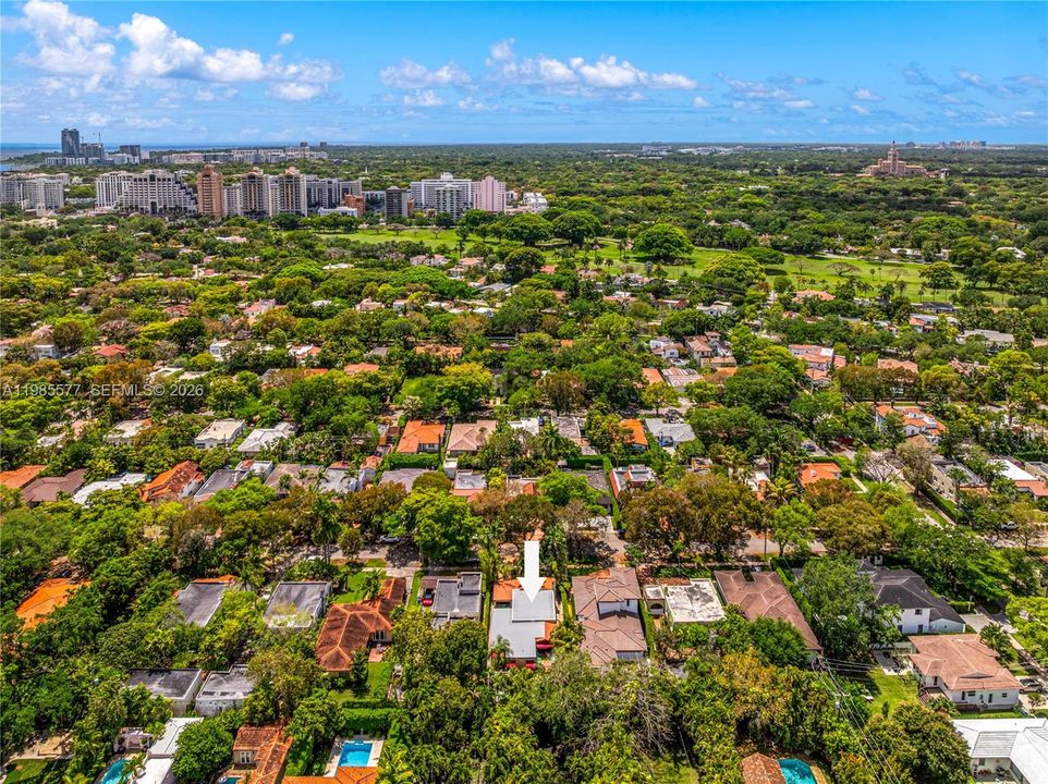 最近售出: $2,085,000 (4 贝兹, 3 浴室, 2209 平方英尺)