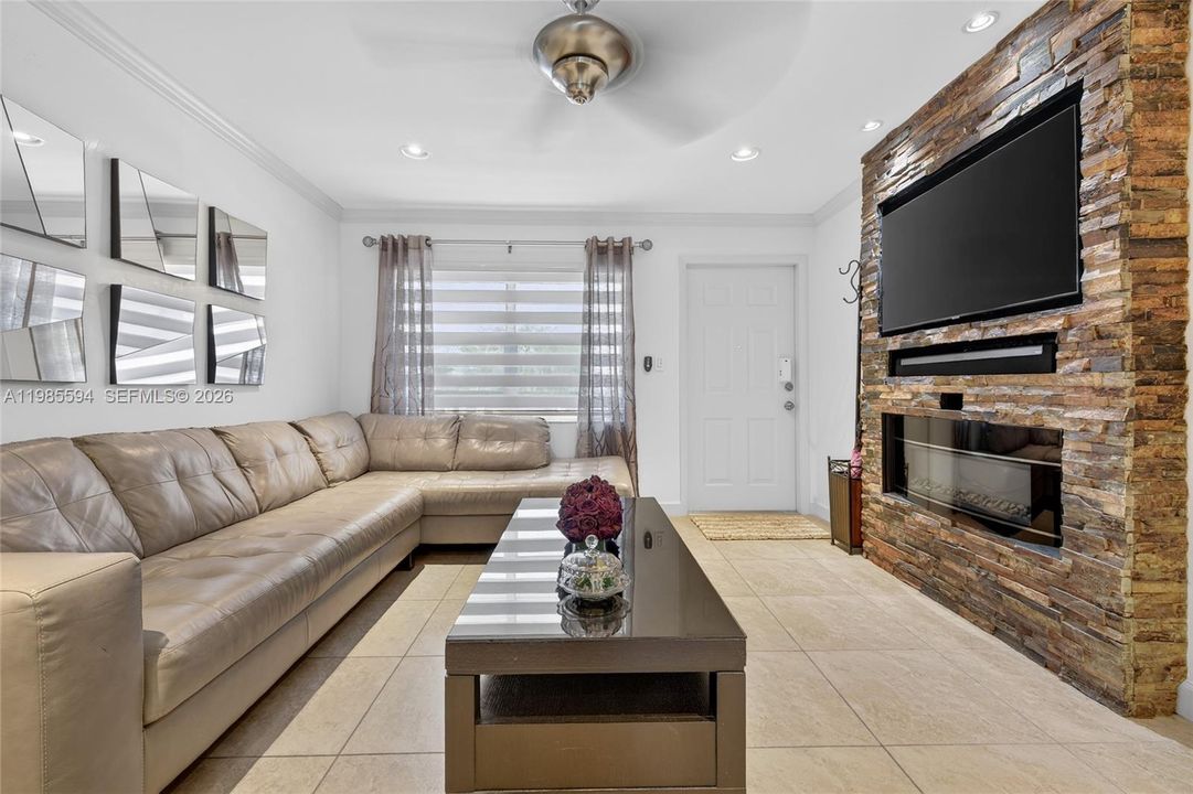 For Sale: $186,000 (2 beds, 1 baths, 1000 Square Feet)