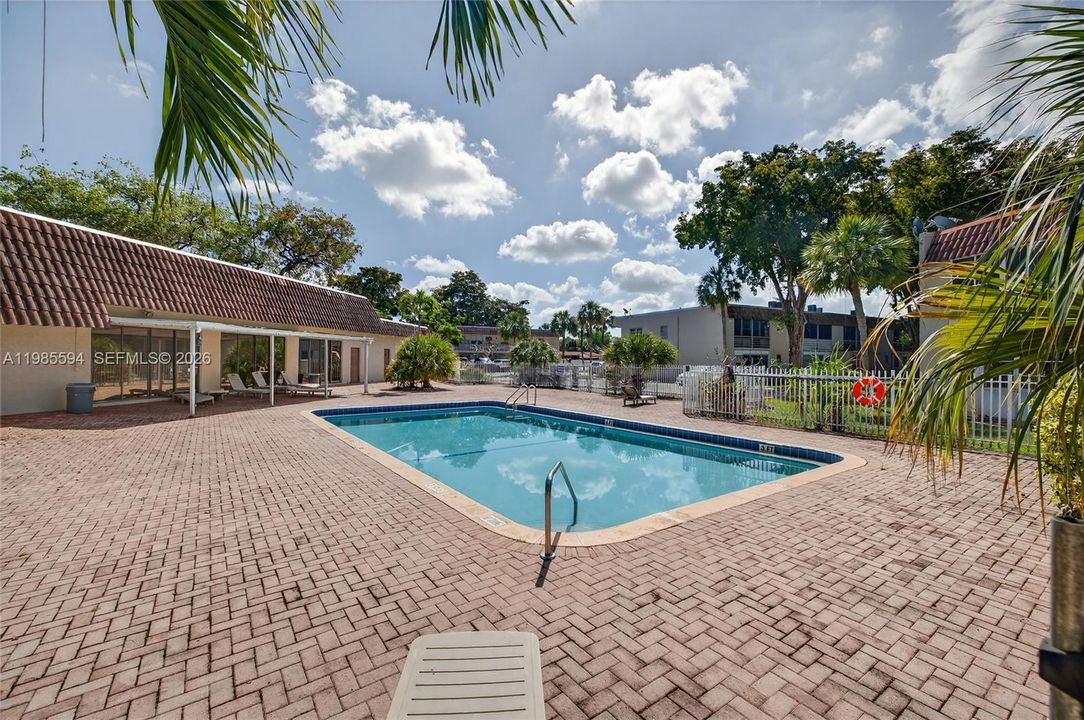 For Sale: $186,000 (2 beds, 1 baths, 1000 Square Feet)