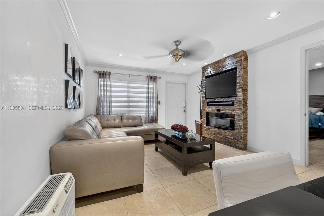 For Sale: $186,000 (2 beds, 1 baths, 1000 Square Feet)