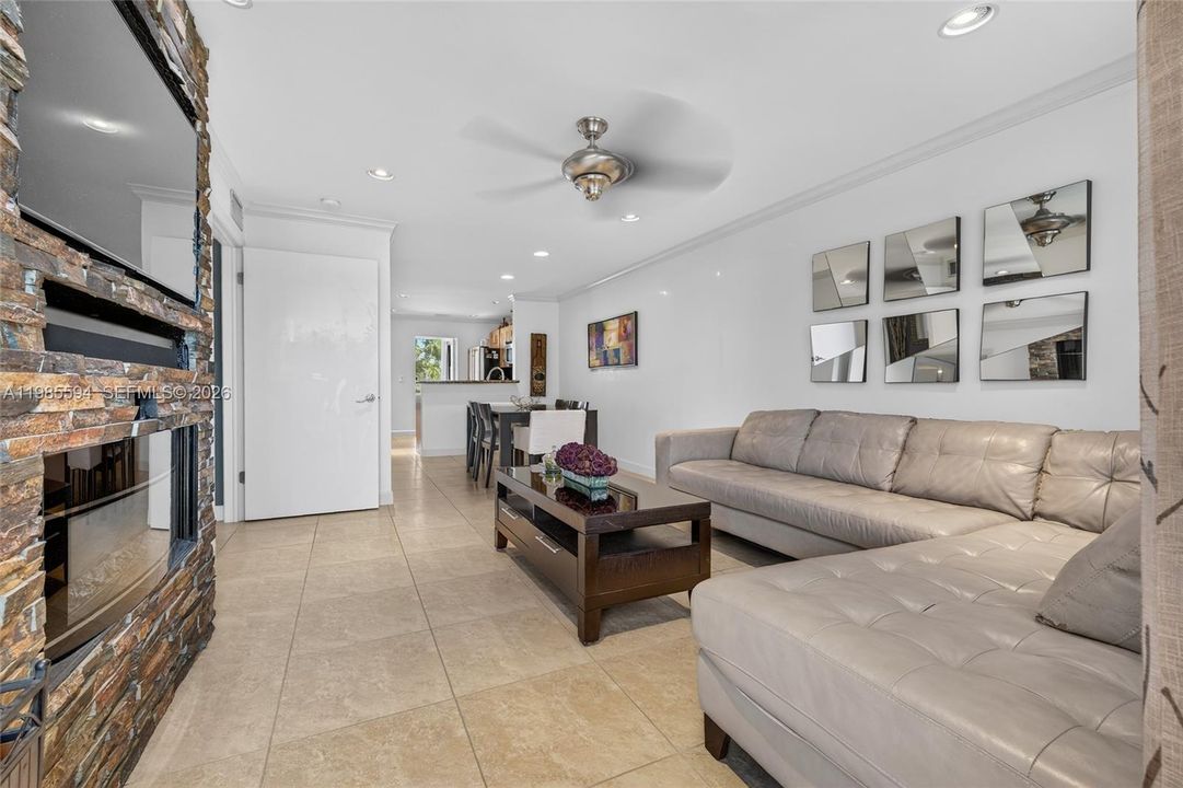 For Sale: $186,000 (2 beds, 1 baths, 1000 Square Feet)