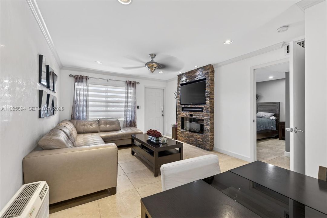 For Sale: $186,000 (2 beds, 1 baths, 1000 Square Feet)
