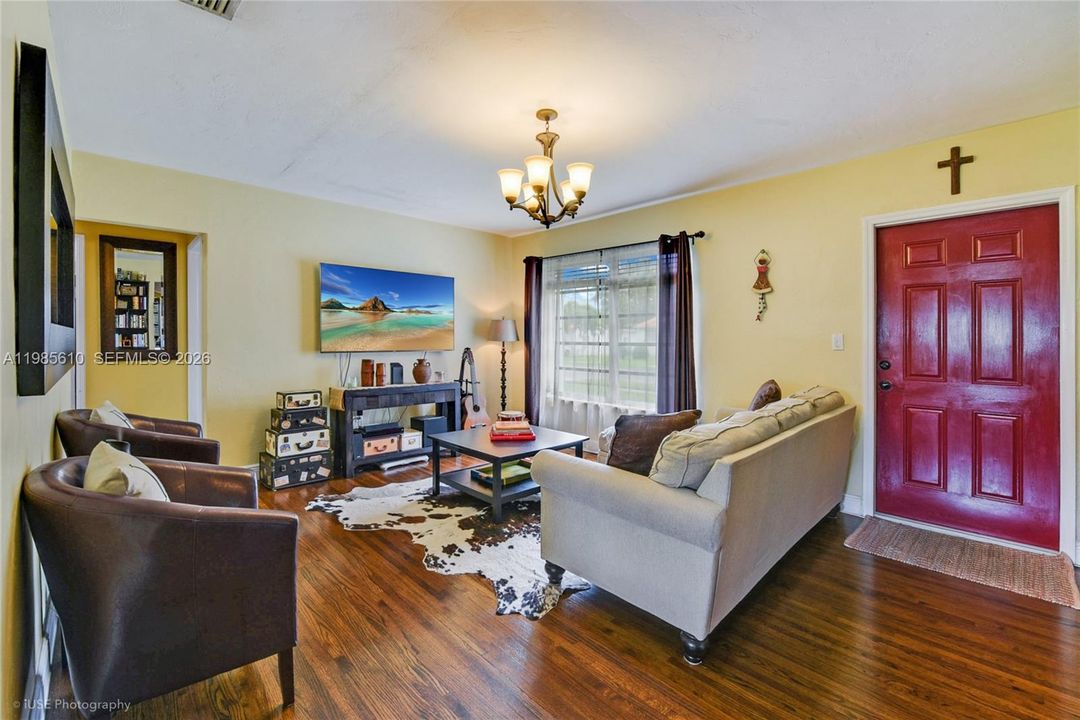 For Sale: $649,000 (2 beds, 1 baths, 1097 Square Feet)