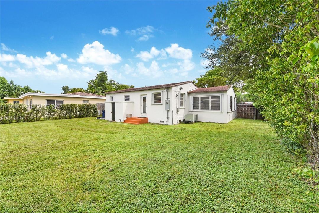 For Sale: $649,000 (2 beds, 1 baths, 1097 Square Feet)