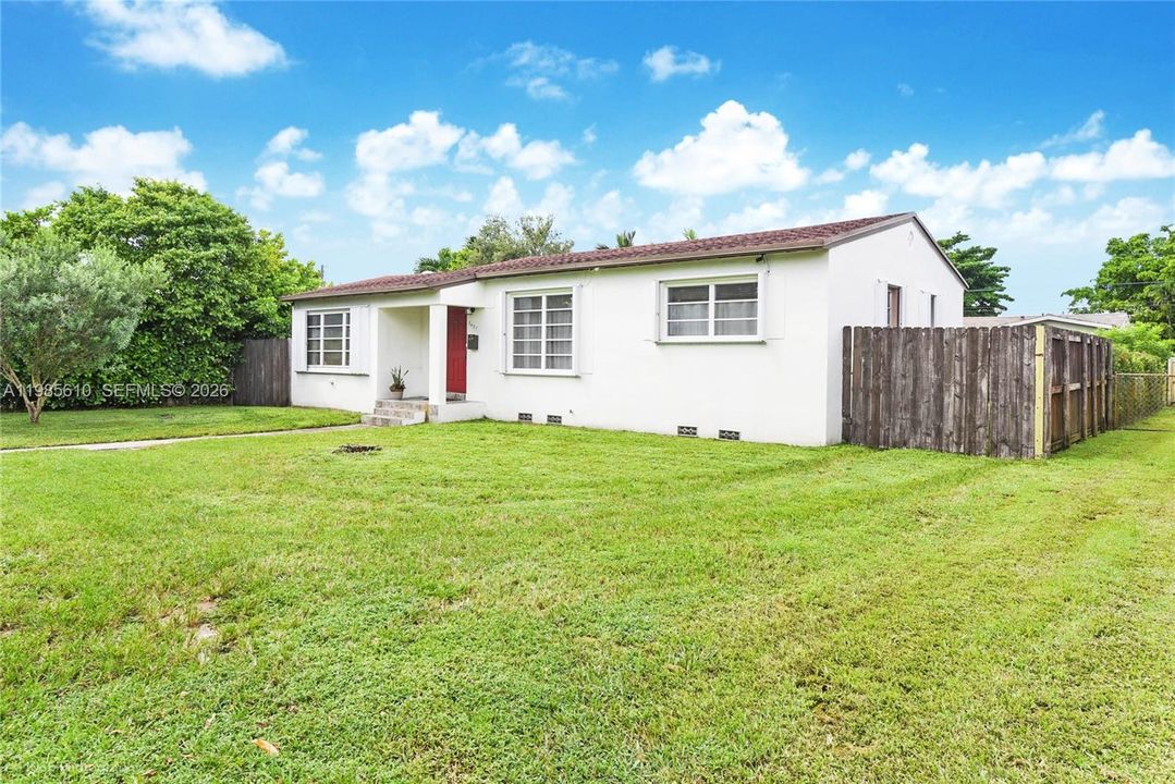 For Sale: $649,000 (2 beds, 1 baths, 1097 Square Feet)