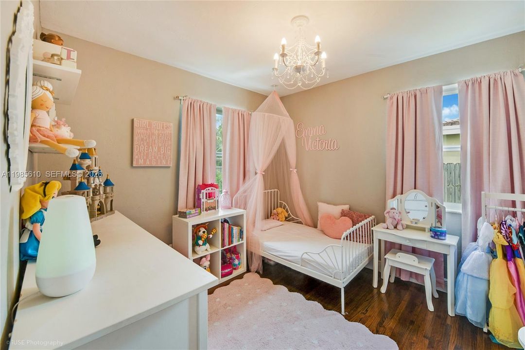 For Sale: $649,000 (2 beds, 1 baths, 1097 Square Feet)