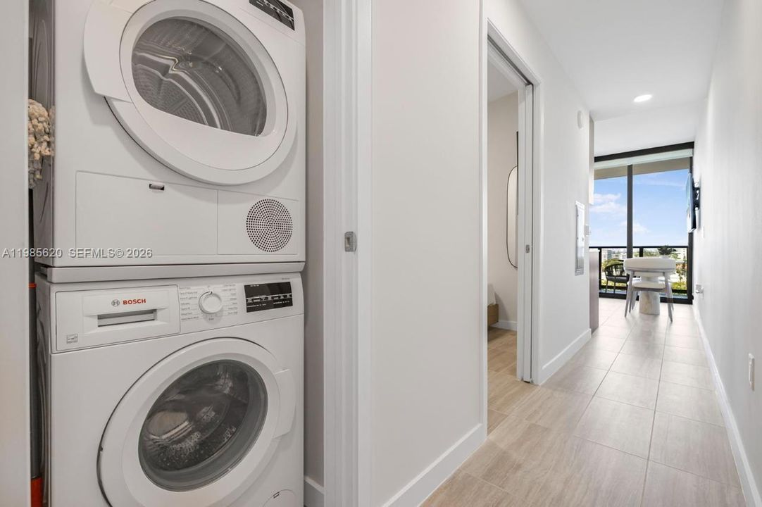 For Sale: $899,000 (1 beds, 1 baths, 412 Square Feet)