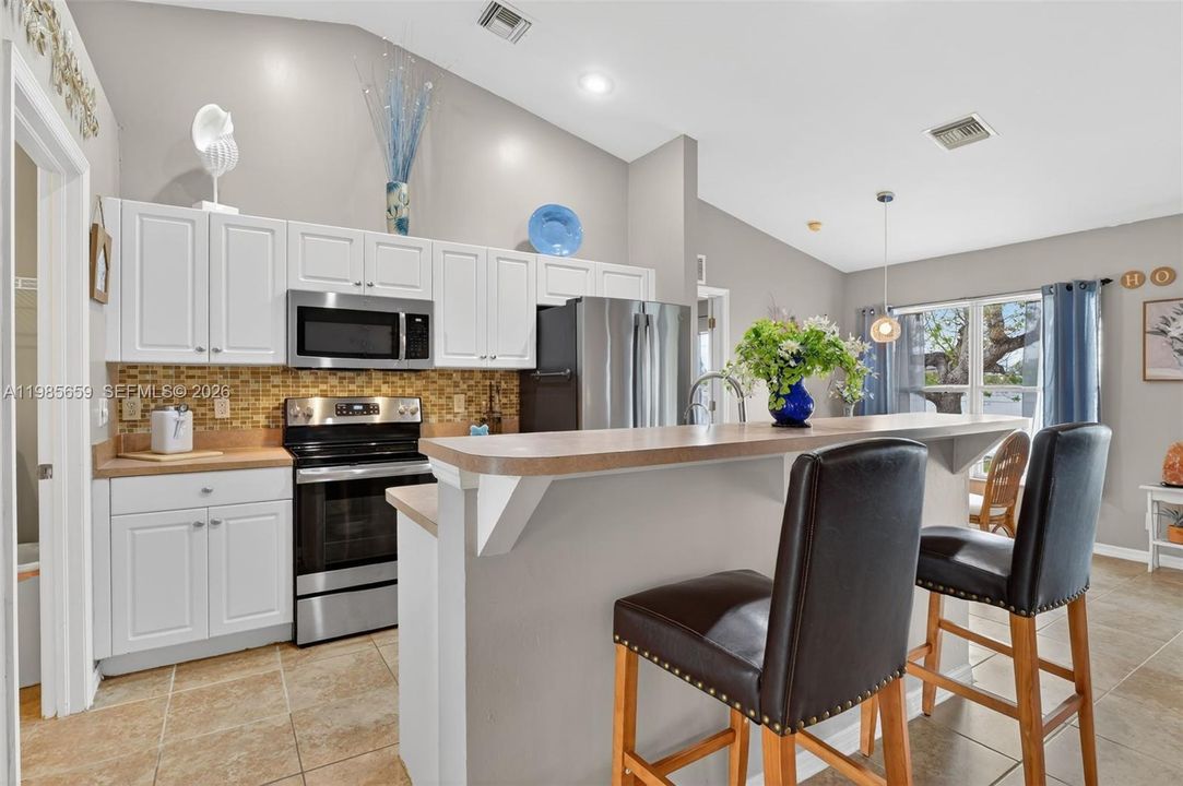 Island w/breakfast bar & recessed lighting