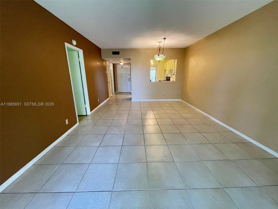 For Sale: $135,000 (1 beds, 1 baths, 744 Square Feet)