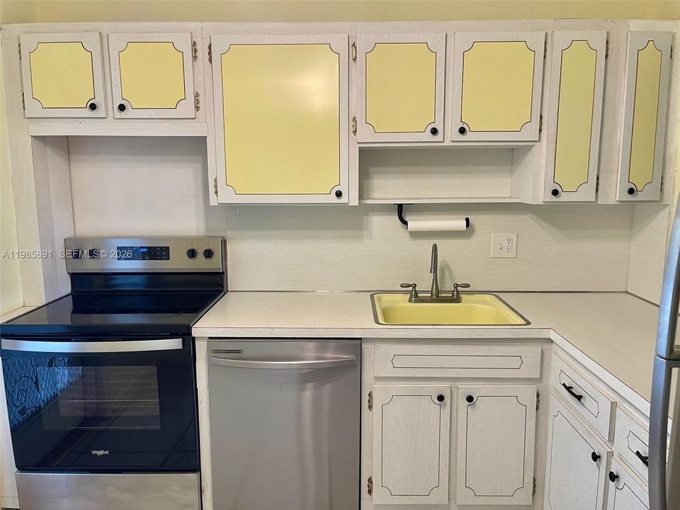 For Sale: $135,000 (1 beds, 1 baths, 744 Square Feet)