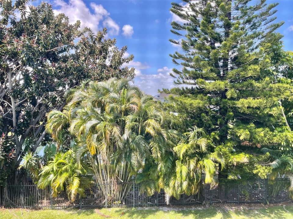 For Sale: $135,000 (1 beds, 1 baths, 744 Square Feet)