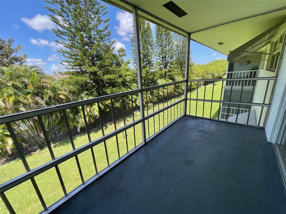 For Sale: $135,000 (1 beds, 1 baths, 744 Square Feet)