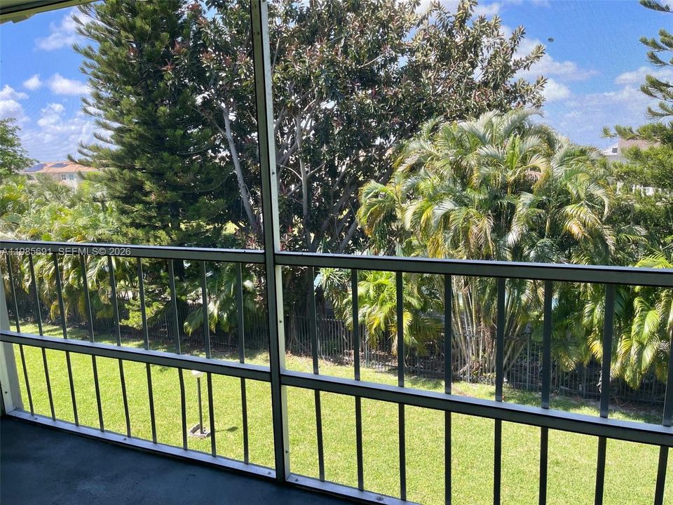 For Sale: $135,000 (1 beds, 1 baths, 744 Square Feet)