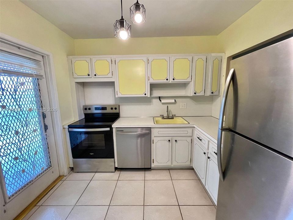 For Sale: $135,000 (1 beds, 1 baths, 744 Square Feet)