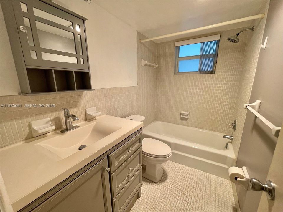 For Sale: $135,000 (1 beds, 1 baths, 744 Square Feet)