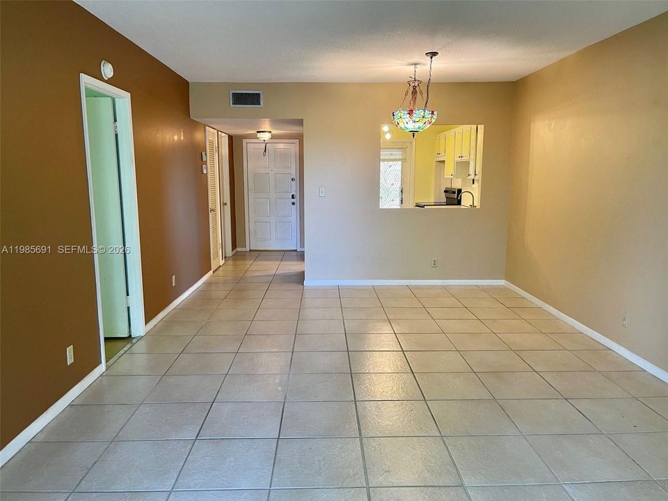 For Sale: $135,000 (1 beds, 1 baths, 744 Square Feet)