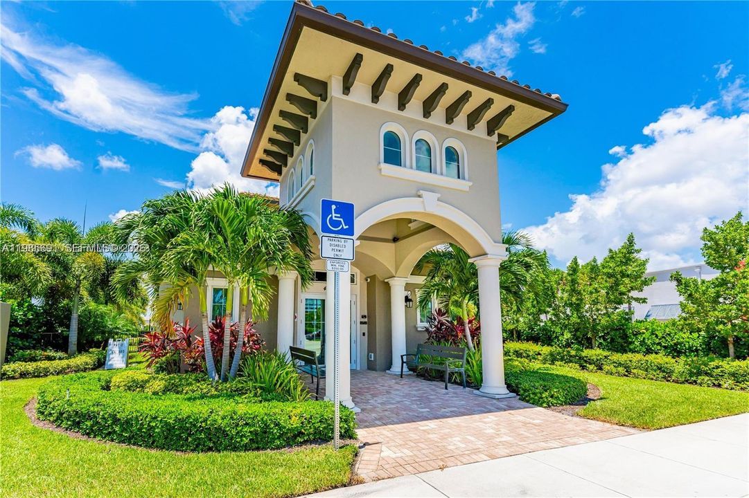 For Sale: $135,000 (1 beds, 1 baths, 744 Square Feet)