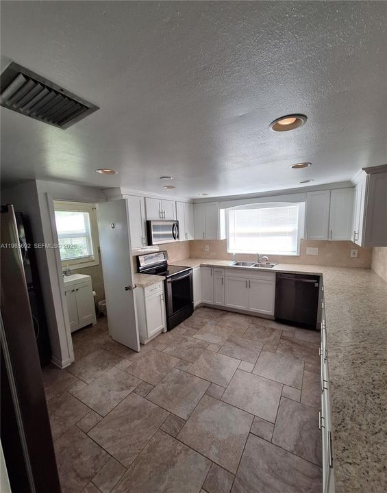 For Sale: $799,000 (2 beds, 2 baths, 2860 Square Feet)