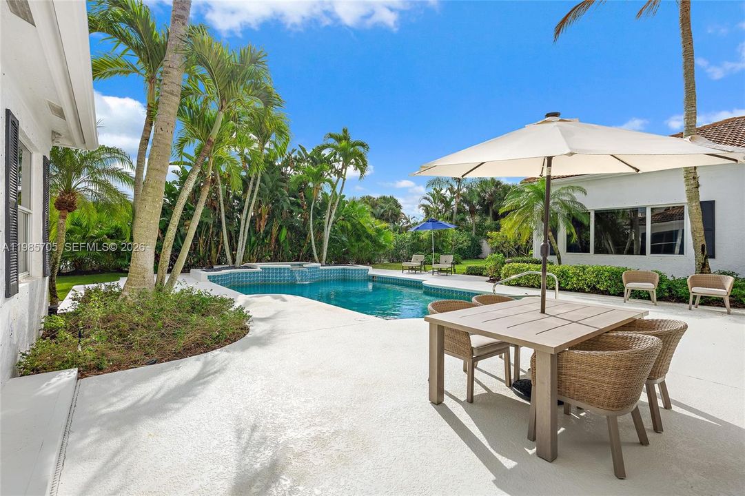 На продажу: $4,000,000 (4 спален, 4 ванн, 4549 Квадратных фут)