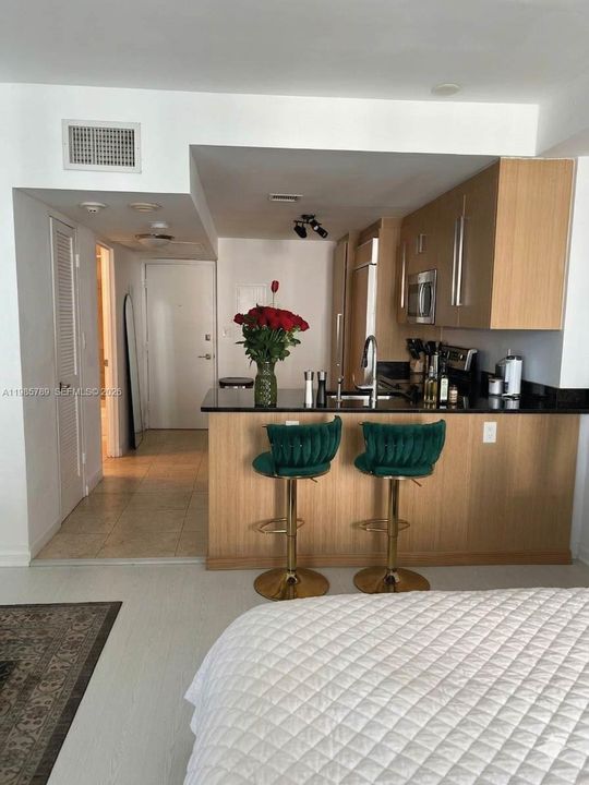 Active With Contract: $470,000 (0 beds, 1 baths, 481 Square Feet)