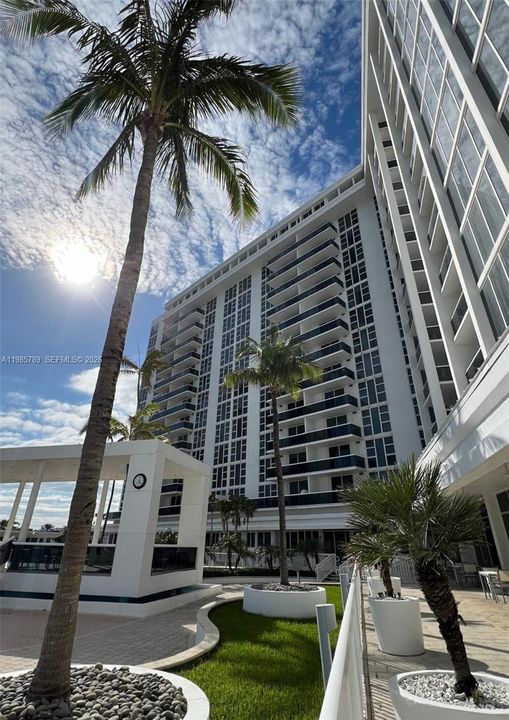 Active With Contract: $470,000 (0 beds, 1 baths, 481 Square Feet)