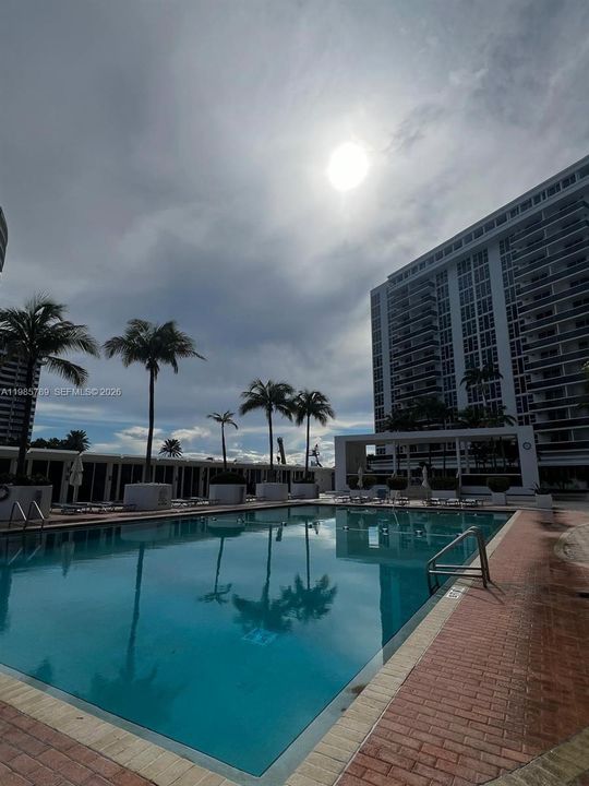 Active With Contract: $470,000 (0 beds, 1 baths, 481 Square Feet)