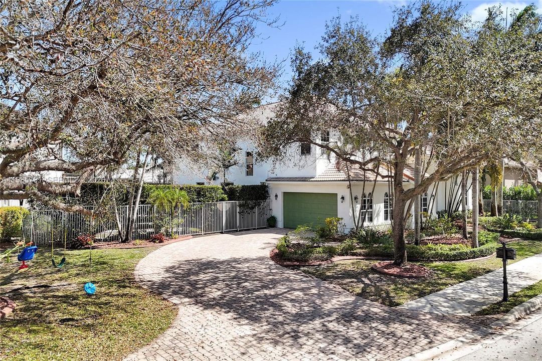 Recently Sold: $1,350,000 (5 beds, 4 baths, 3752 Square Feet)