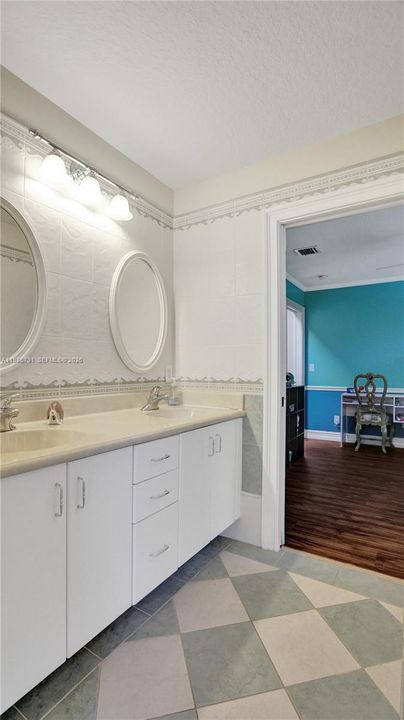 Recently Sold: $1,350,000 (5 beds, 4 baths, 3752 Square Feet)