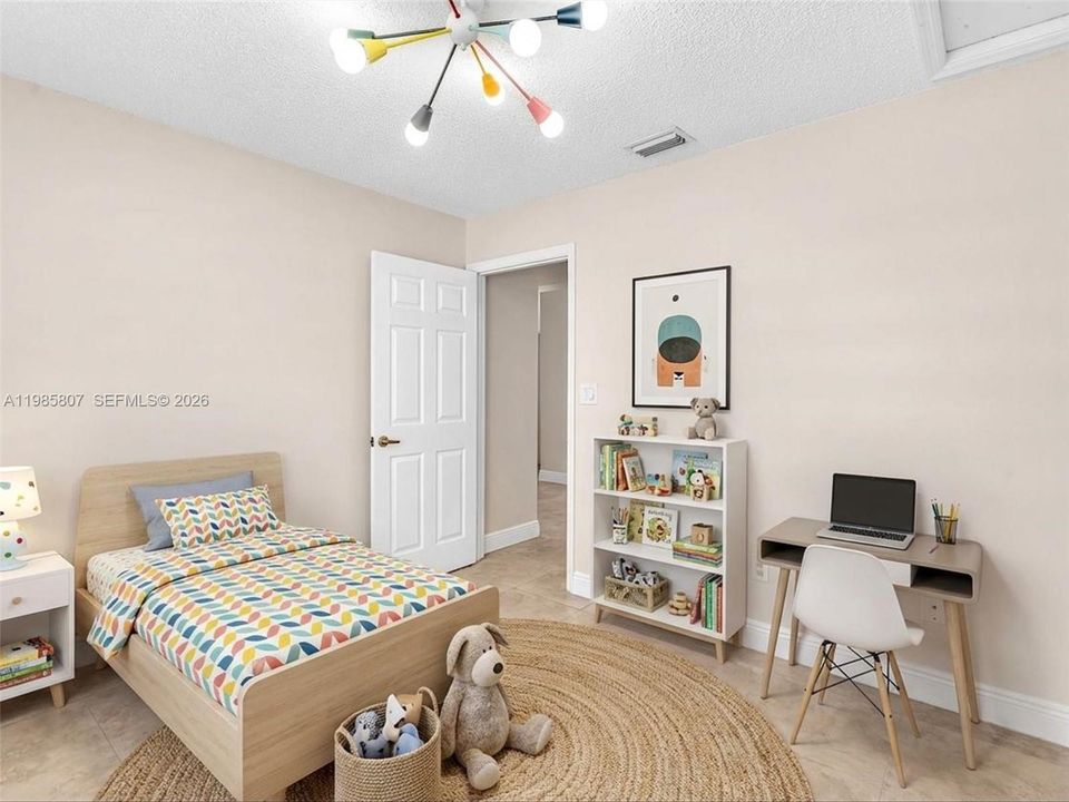 2nd bedroom w/virtual staging