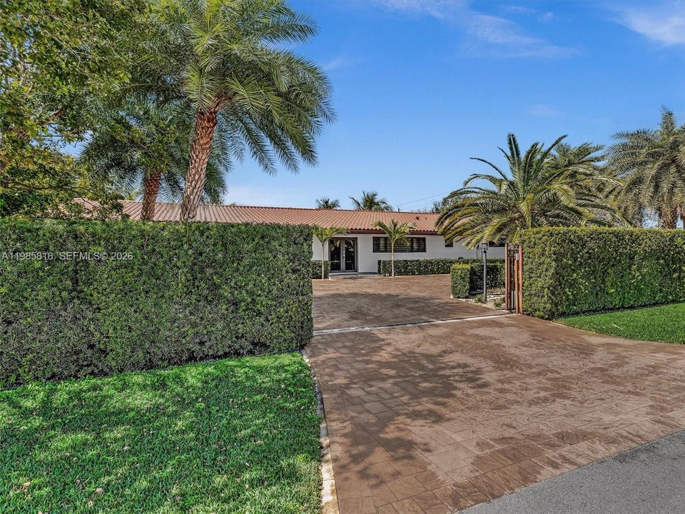 For Sale: $2,475,000 (4 beds, 3 baths, 3052 Square Feet)